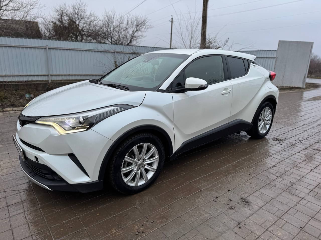 Продам toyota c-hr✅ собственник 2020 год пробег 61 000 км 1 хозяин в птс 2 литра бензин комплектация 🔥🔥🔥двухзонный климат-контроль, электро усилитель руля, камера заднего вида, abs, ebd, esp, системы bsm, rcta, airbag, мультируль, адаптивный круиз контроль, удержание в полосе, дистроник, датчик сближения, датчики слепых зон, hold режим, 3 режима вождения, противотуманные фары, датчик света, 4 стеклоподъемника, электроподогрев зеркал, обогрев заднего стекла, штатная сенсорная мультимедиа с bluetooth, carplay, usb, aux, авто в хорошем состоянии отличная музыка цена 2 200 000 тел: +7 (949) 635-01-10 - фотография - 3