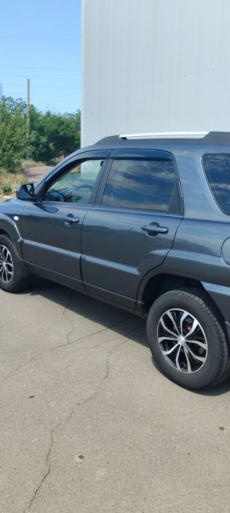 Продам kia sportage 2010 г. пробег 216000 ты. км. объем двигателя 2.0 бензин, коробка передач механическая. машина в отличном состоянии на полном ходу. 2 комплекта дисков зима, лето r16 резина новая. обслуживалась вовремя, комплектация хорошая. любые проверки на ваших сто приветствуются. цена 1,2 млн, небольшой торг. осмотр макеевка, связь по телефону : +79493618308. - фотография - 12