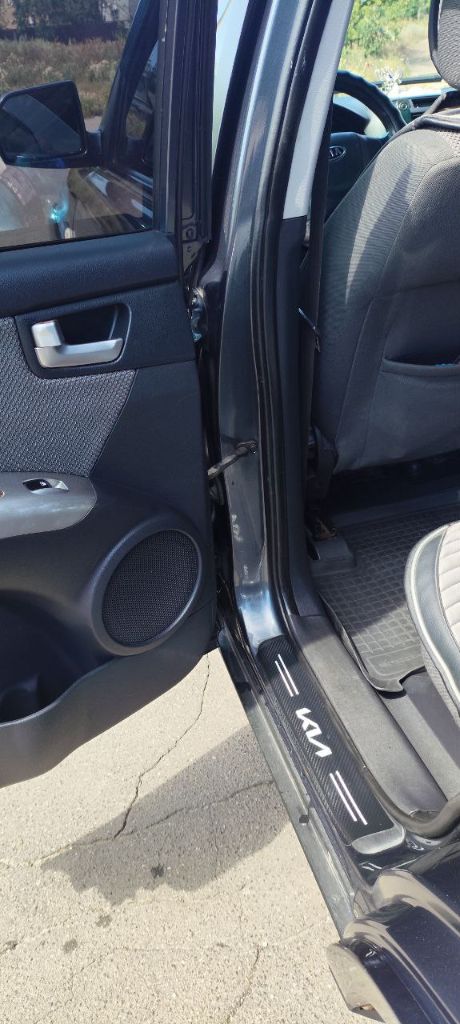 Продам kia sportage 2010 г. пробег 216000 ты. км. объем двигателя 2.0 бензин, коробка передач механическая. машина в отличном состоянии на полном ходу. 2 комплекта дисков зима, лето r16 резина новая. обслуживалась вовремя, комплектация хорошая. любые проверки на ваших сто приветствуются. цена 1,2 млн, небольшой торг. осмотр макеевка, связь по телефону : +79493618308. - фотография - 7