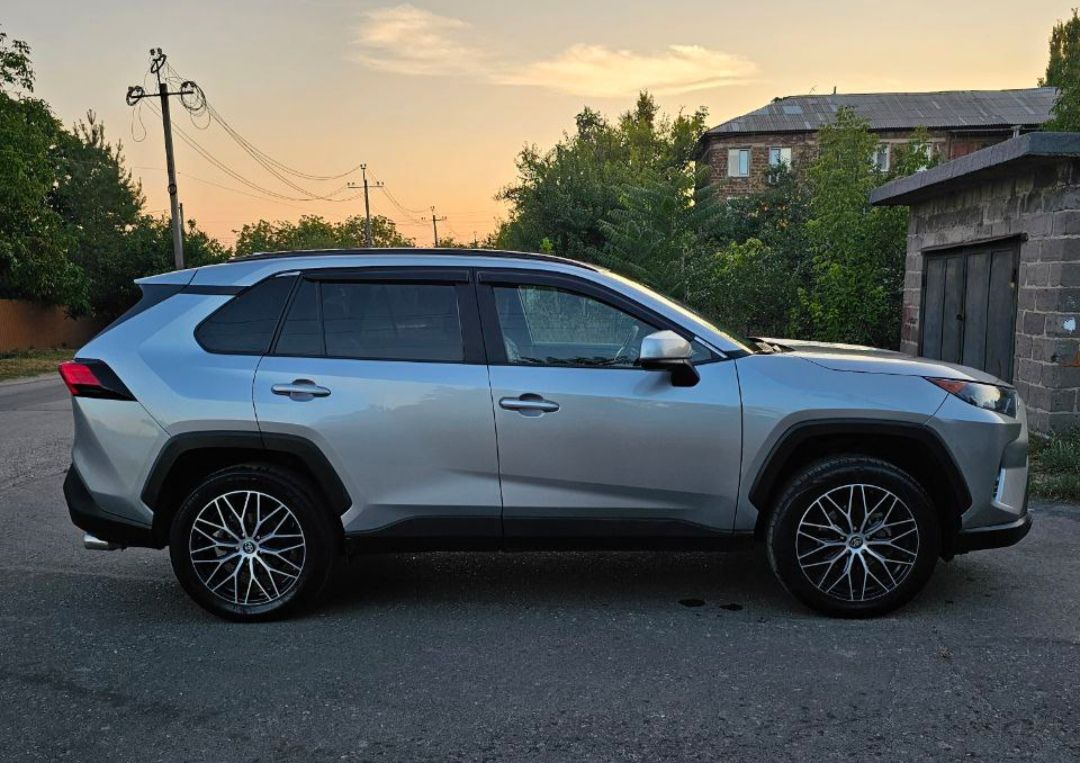 Продам тойота rav4 2021 полный привод двигатель 2.5 8 ступенчатый автомат пробег 38000 цена 3350000 торг. донецк. +79493162292 - фотография - 3