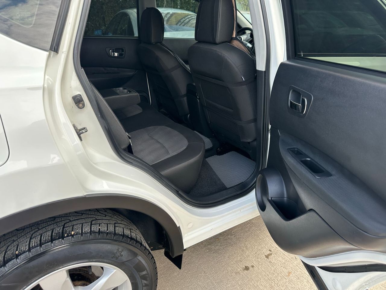 Продам свой автомобиль nissan qashqai ( рестайлинг) 2010 г. в., 2.0 (141 л. с.), кпп: m-cvt vin: sjnfbaj10u2130111 автомобиль в хорошем состоянии. юридически чист. собственник. автотека зеленая кузов оцинкованный, ржавчины, гнили нет птс оригинал без дтп, вся безопасность целая, оригинальная оригинальный пробег 213 445 км стекла родные, кроме лобового (заменено ввиду трещины) двигатель работает отлично, расхода масла нет, не стучит, не троит. коробка переключает без рывков и пинков, работает хорошо. 30.07.2025 заменено масло в двигателе и вариаторе со всеми фильтрами, заменен салонный фильтр. 01.08.2025 установлен новый agm аккумулятор. ранее заменены передняя стойка и ступица в сборе. ходовая часть в норме. комплектация acenta: 4 эл подъёмника; подогревы сидений и зеркал; климат-контроль двухзонный; круиз- контроль; кожаный руль; мультимедиа bluetooth/навигация ✅камера заднего вида ! ✅освещение ксенон (основной свет и птф) ✅ мультируль abc, esp салон тканевый, чистый, не порван. автомобиль приобретался для себя. продаю в связи возникшими форс мажорными обстоятельствами. донецк; иловайск цена: 990 000 руб. , торг реальному покупателю. обмен. тел +79493249946, владимир - фотография - 11