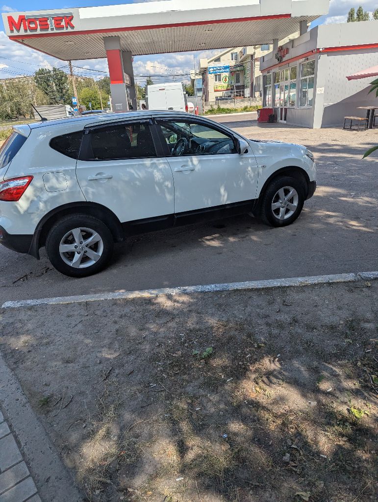 Продам свой автомобиль nissan qashqai ( рестайлинг) 2010 г. в., 2.0 (141 л. с.), кпп: m-cvt vin: sjnfbaj10u2130111 автомобиль в хорошем состоянии. юридически чист. собственник. автотека зеленая кузов оцинкованный, ржавчины, гнили нет птс оригинал без дтп, вся безопасность целая, оригинальная оригинальный пробег 213 445 км стекла родные, кроме лобового (заменено ввиду трещины) двигатель работает отлично, расхода масла нет, не стучит, не троит. коробка переключает без рывков и пинков, работает хорошо. 30.07.2025 заменено масло в двигателе и вариаторе со всеми фильтрами, заменен салонный фильтр. 01.08.2025 установлен новый agm аккумулятор. ранее заменены передняя стойка и ступица в сборе. ходовая часть в норме. комплектация acenta: 4 эл подъёмника; подогревы сидений и зеркал; климат-контроль двухзонный; круиз- контроль; кожаный руль; мультимедиа bluetooth/навигация ✅камера заднего вида ! ✅освещение ксенон (основной свет и птф) ✅ мультируль abc, esp салон тканевый, чистый, не порван. автомобиль приобретался для себя. продаю в связи возникшими форс мажорными обстоятельствами. донецк; иловайск цена: 990 000 руб. , торг реальному покупателю. обмен. тел +79493249946, владимир - фотография - 10