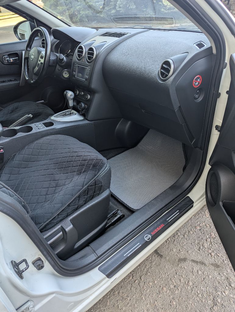 Продам свой автомобиль nissan qashqai ( рестайлинг) 2010 г. в., 2.0 (141 л. с.), кпп: m-cvt vin: sjnfbaj10u2130111 автомобиль в хорошем состоянии. юридически чист. собственник. автотека зеленая кузов оцинкованный, ржавчины, гнили нет птс оригинал без дтп, вся безопасность целая, оригинальная оригинальный пробег 213 445 км стекла родные, кроме лобового (заменено ввиду трещины) двигатель работает отлично, расхода масла нет, не стучит, не троит. коробка переключает без рывков и пинков, работает хорошо. 30.07.2025 заменено масло в двигателе и вариаторе со всеми фильтрами, заменен салонный фильтр. 01.08.2025 установлен новый agm аккумулятор. ранее заменены передняя стойка и ступица в сборе. ходовая часть в норме. комплектация acenta: 4 эл подъёмника; подогревы сидений и зеркал; климат-контроль двухзонный; круиз- контроль; кожаный руль; мультимедиа bluetooth/навигация ✅камера заднего вида ! ✅освещение ксенон (основной свет и птф) ✅ мультируль abc, esp салон тканевый, чистый, не порван. автомобиль приобретался для себя. продаю в связи возникшими форс мажорными обстоятельствами. донецк; иловайск цена: 990 000 руб. , торг реальному покупателю. обмен. тел +79493249946, владимир - фотография - 12