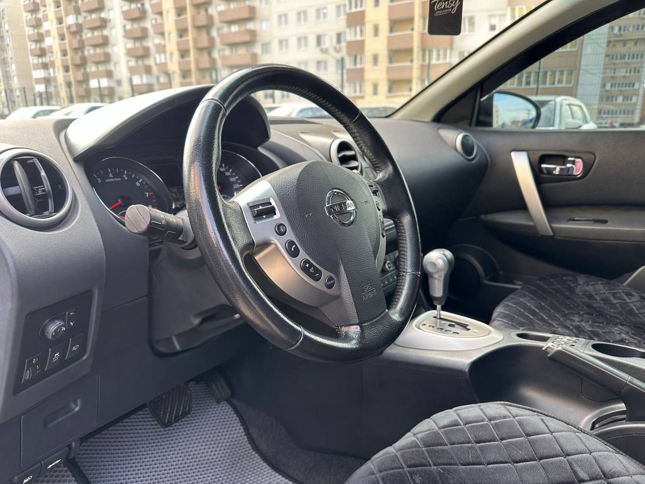 Продам свой автомобиль nissan qashqai ( рестайлинг) 2010 г. в., 2.0 (141 л. с.), кпп: m-cvt vin: sjnfbaj10u2130111 автомобиль в хорошем состоянии. юридически чист. собственник. автотека зеленая кузов оцинкованный, ржавчины, гнили нет птс оригинал без дтп, вся безопасность целая, оригинальная оригинальный пробег 213 445 км стекла родные, кроме лобового (заменено ввиду трещины) двигатель работает отлично, расхода масла нет, не стучит, не троит. коробка переключает без рывков и пинков, работает хорошо. 30.07.2025 заменено масло в двигателе и вариаторе со всеми фильтрами, заменен салонный фильтр. 01.08.2025 установлен новый agm аккумулятор. ранее заменены передняя стойка и ступица в сборе. ходовая часть в норме. комплектация acenta: 4 эл подъёмника; подогревы сидений и зеркал; климат-контроль двухзонный; круиз- контроль; кожаный руль; мультимедиа bluetooth/навигация ✅камера заднего вида ! ✅освещение ксенон (основной свет и птф) ✅ мультируль abc, esp салон тканевый, чистый, не порван. автомобиль приобретался для себя. продаю в связи возникшими форс мажорными обстоятельствами. донецк; иловайск цена: 990 000 руб. , торг реальному покупателю. обмен. тел +79493249946, владимир - фотография - 3