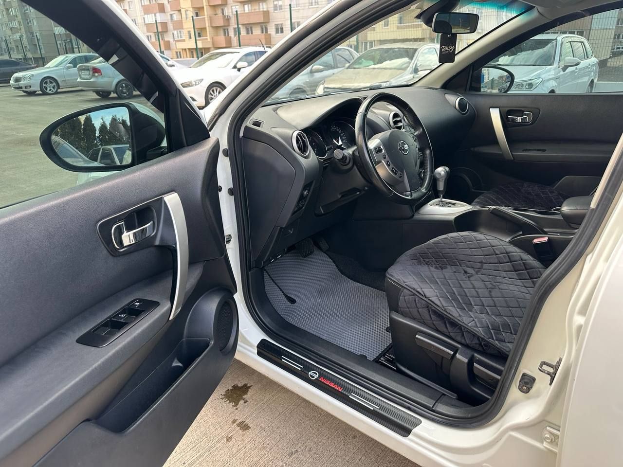 Продам свой автомобиль nissan qashqai ( рестайлинг) 2010 г. в., 2.0 (141 л. с.), кпп: m-cvt vin: sjnfbaj10u2130111 автомобиль в хорошем состоянии. юридически чист. собственник. автотека зеленая кузов оцинкованный, ржавчины, гнили нет птс оригинал без дтп, вся безопасность целая, оригинальная оригинальный пробег 213 445 км стекла родные, кроме лобового (заменено ввиду трещины) двигатель работает отлично, расхода масла нет, не стучит, не троит. коробка переключает без рывков и пинков, работает хорошо. 30.07.2025 заменено масло в двигателе и вариаторе со всеми фильтрами, заменен салонный фильтр. 01.08.2025 установлен новый agm аккумулятор. ранее заменены передняя стойка и ступица в сборе. ходовая часть в норме. комплектация acenta: 4 эл подъёмника; подогревы сидений и зеркал; климат-контроль двухзонный; круиз- контроль; кожаный руль; мультимедиа bluetooth/навигация ✅камера заднего вида ! ✅освещение ксенон (основной свет и птф) ✅ мультируль abc, esp салон тканевый, чистый, не порван. автомобиль приобретался для себя. продаю в связи возникшими форс мажорными обстоятельствами. донецк; иловайск цена: 990 000 руб. , торг реальному покупателю. обмен. тел +79493249946, владимир - фотография - 4