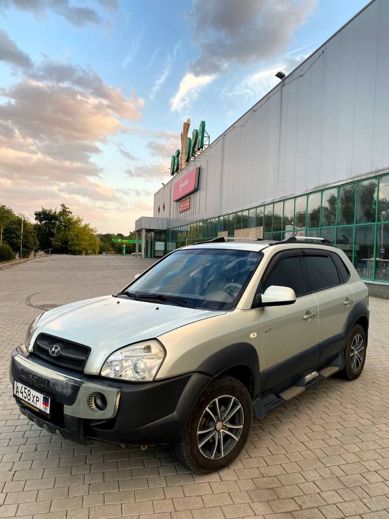 Hyundai tucson 2007г, 2.0 л, автомат, полный (4wd), газ-бензин. я второй владелец с 2012 года. накатал всего 206 тысяч. никогда не насиловал ни его, ни в нём )). бережное хранение и аккуратная эксплуатация. из дтп лишь один сбитый кот. гбо 4 поколение – расход газа по трассе 11,5л на 100км. кузов без критических замечаний. единственное, вам нужно будет освежить капот и крылья (см фото). авто в макеевке. прошу 980 тыс. некапризному покупателю скину на подкраску и новые крутые чехлы. звони +7949-389-5530 - фотография - 2