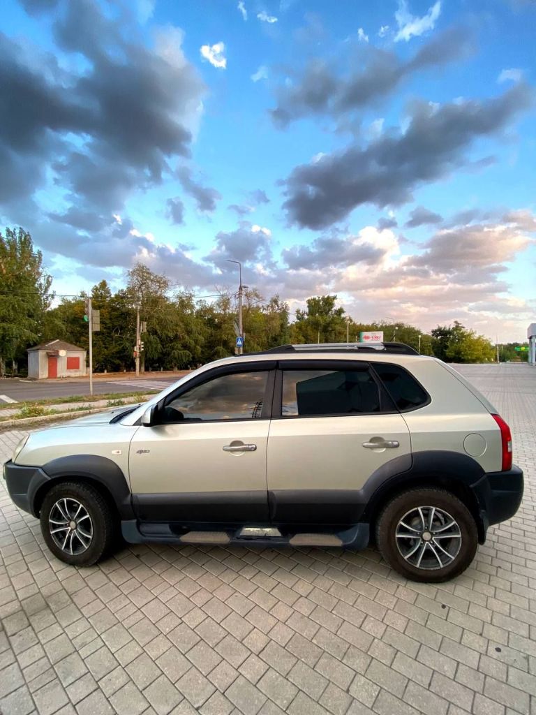 Hyundai tucson 2007г, 2.0 л, автомат, полный (4wd), газ-бензин. я второй владелец с 2012 года. накатал всего 206 тысяч. никогда не насиловал ни его, ни в нём )). бережное хранение и аккуратная эксплуатация. из дтп лишь один сбитый кот. гбо 4 поколение – расход газа по трассе 11,5л на 100км. кузов без критических замечаний. единственное, вам нужно будет освежить капот и крылья (см фото). авто в макеевке. прошу 980 тыс. некапризному покупателю скину на подкраску и новые крутые чехлы. звони +7949-389-5530 - фотография - 3
