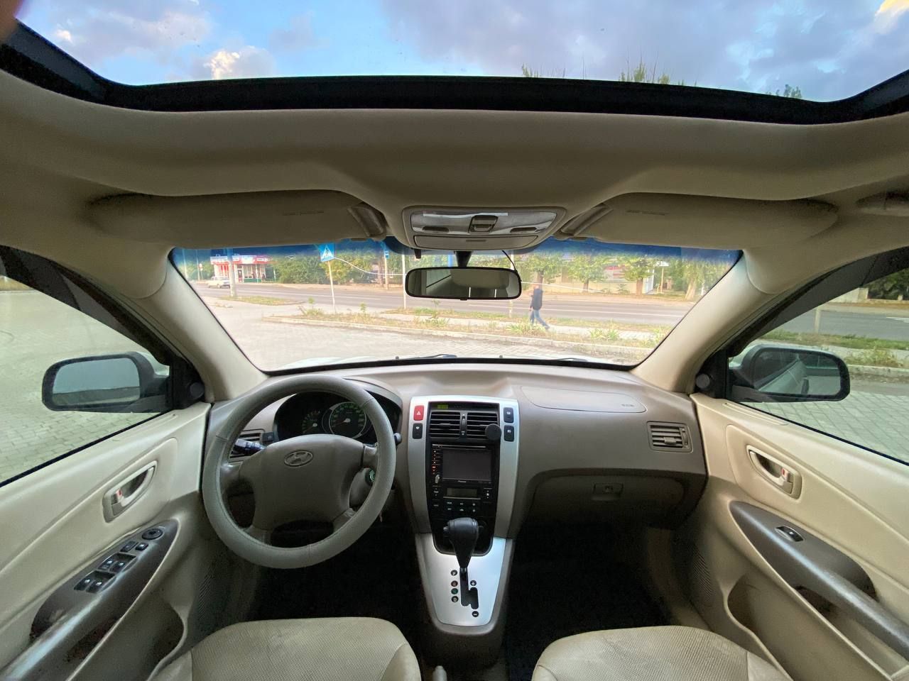 Hyundai tucson 2007г, 2.0 л, автомат, полный (4wd), газ-бензин. я второй владелец с 2012 года. накатал всего 206 тысяч. никогда не насиловал ни его, ни в нём )). бережное хранение и аккуратная эксплуатация. из дтп лишь один сбитый кот. гбо 4 поколение – расход газа по трассе 11,5л на 100км. кузов без критических замечаний. единственное, вам нужно будет освежить капот и крылья (см фото). авто в макеевке. прошу 980 тыс. некапризному покупателю скину на подкраску и новые крутые чехлы. звони +7949-389-5530 - фотография - 5