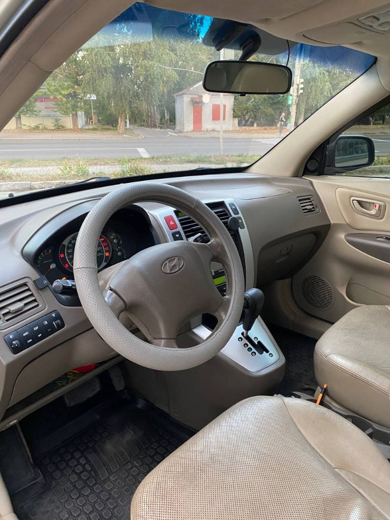 Hyundai tucson 2007г, 2.0 л, автомат, полный (4wd), газ-бензин. я второй владелец с 2012 года. накатал всего 206 тысяч. никогда не насиловал ни его, ни в нём )). бережное хранение и аккуратная эксплуатация. из дтп лишь один сбитый кот. гбо 4 поколение – расход газа по трассе 11,5л на 100км. кузов без критических замечаний. единственное, вам нужно будет освежить капот и крылья (см фото). авто в макеевке. прошу 980 тыс. некапризному покупателю скину на подкраску и новые крутые чехлы. звони +7949-389-5530 - фотография - 6