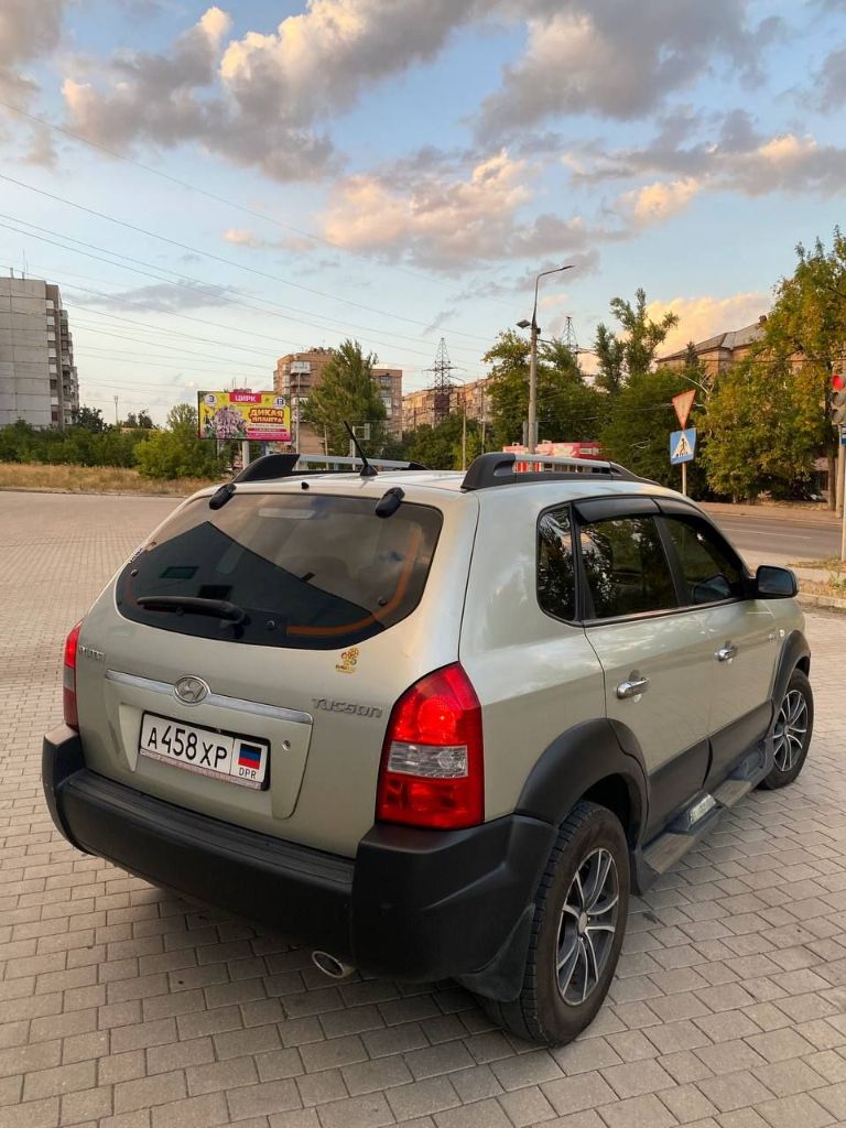 Hyundai tucson 2007г, 2.0 л, автомат, полный (4wd), газ-бензин. я второй владелец с 2012 года. накатал всего 206 тысяч. никогда не насиловал ни его, ни в нём )). бережное хранение и аккуратная эксплуатация. из дтп лишь один сбитый кот. гбо 4 поколение – расход газа по трассе 11,5л на 100км. кузов без критических замечаний. единственное, вам нужно будет освежить капот и крылья (см фото). авто в макеевке. прошу 980 тыс. некапризному покупателю скину на подкраску и новые крутые чехлы. звони +7949-389-5530 - фотография - 4