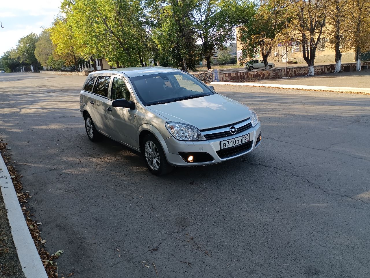 Продам опель астра универсал,2007 год 1.6 самый простой без всякой хрени, машина в хорошем состоянии, без вложений кузов весь целый оцинкованный, матор коробка без вопросов, ходовая в отличном состоянии не гремит не гудит не скрипит в ходу мягкая, резина зима, салон ухоженный, комплектация гур электоростеклоподъёмники кондёр заправлен дует хорошо электро зеркала круиз контроль музыка не плохая, вместительный багажник по документам я владелец цена 520₽ торг. - фотография - 11