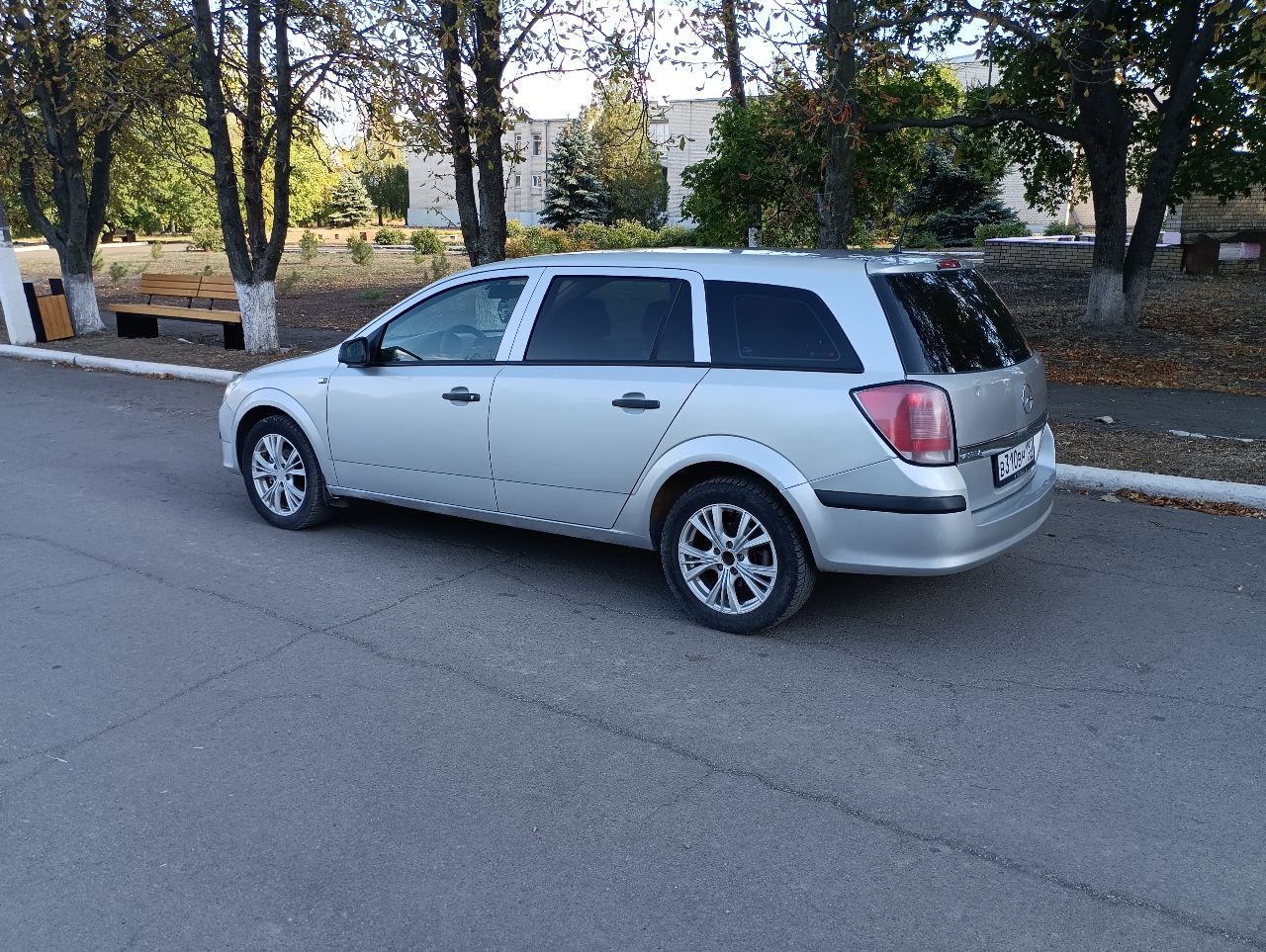 Продам опель астра универсал,2007 год 1.6 самый простой без всякой хрени, машина в хорошем состоянии, без вложений кузов весь целый оцинкованный, матор коробка без вопросов, ходовая в отличном состоянии не гремит не гудит не скрипит в ходу мягкая, резина зима, салон ухоженный, комплектация гур электоростеклоподъёмники кондёр заправлен дует хорошо электро зеркала круиз контроль музыка не плохая, вместительный багажник по документам я владелец цена 520₽ торг. - фотография - 15