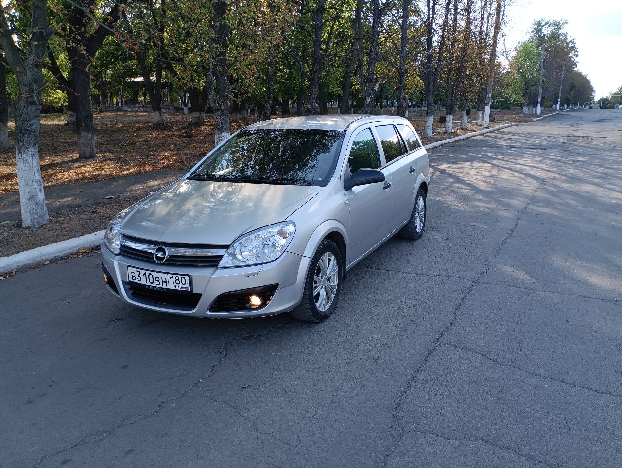 Продам опель астра универсал,2007 год 1.6 самый простой без всякой хрени, машина в хорошем состоянии... - фотография