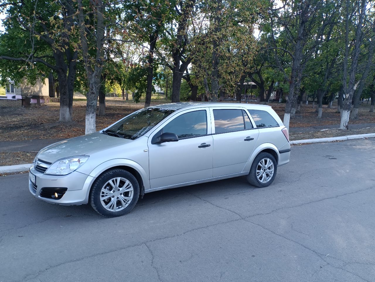 Продам опель астра универсал,2007 год 1.6 самый простой без всякой хрени, машина в хорошем состоянии, без вложений кузов весь целый оцинкованный, матор коробка без вопросов, ходовая в отличном состоянии не гремит не гудит не скрипит в ходу мягкая, резина зима, салон ухоженный, комплектация гур электоростеклоподъёмники кондёр заправлен дует хорошо электро зеркала круиз контроль музыка не плохая, вместительный багажник по документам я владелец цена 520₽ торг. - фотография - 14