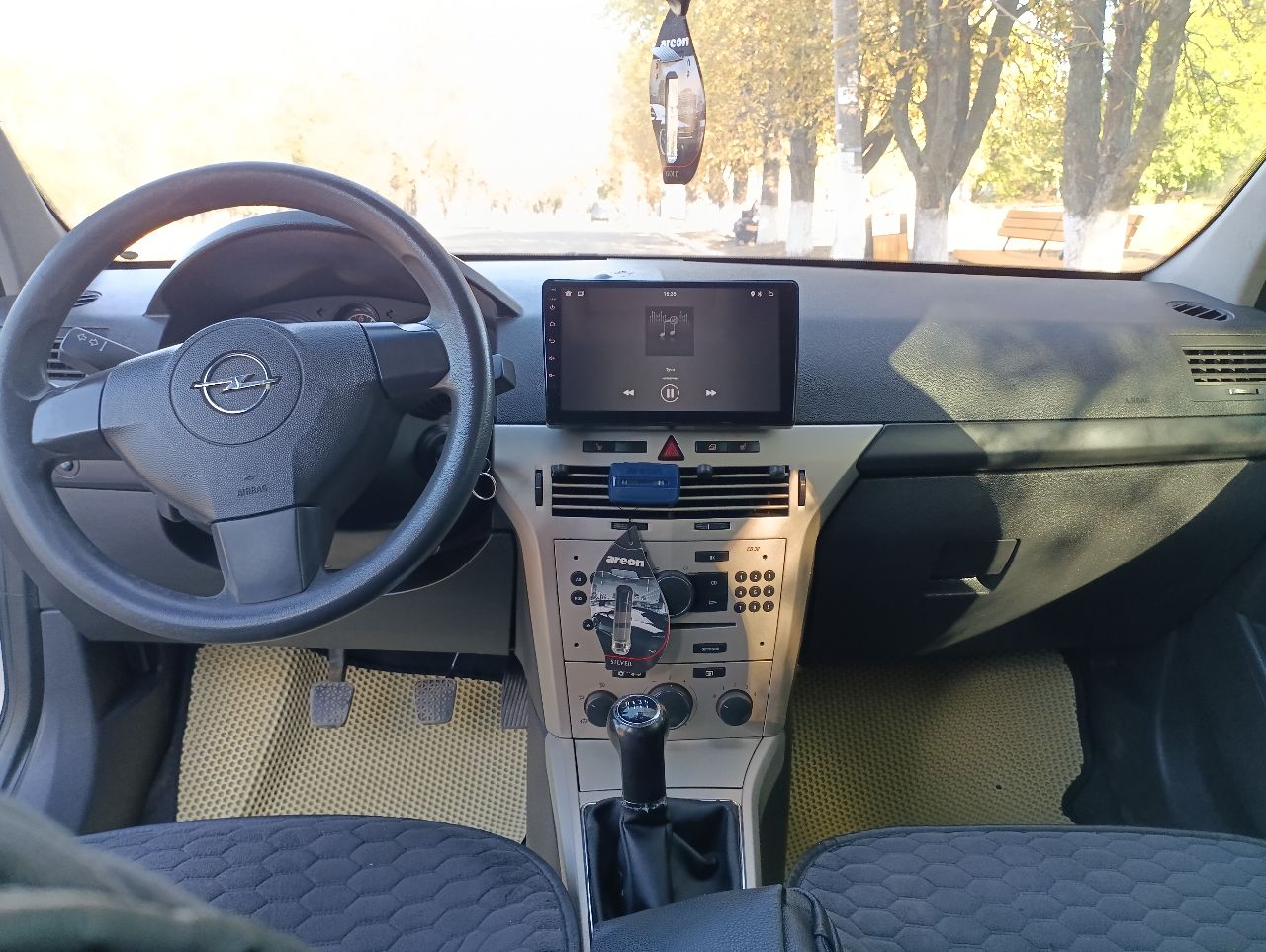 Продам опель астра универсал,2007 год 1.6 самый простой без всякой хрени, машина в хорошем состоянии, без вложений кузов весь целый оцинкованный, матор коробка без вопросов, ходовая в отличном состоянии не гремит не гудит не скрипит в ходу мягкая, резина зима, салон ухоженный, комплектация гур электоростеклоподъёмники кондёр заправлен дует хорошо электро зеркала круиз контроль музыка не плохая, вместительный багажник по документам я владелец цена 520₽ торг. - фотография - 6