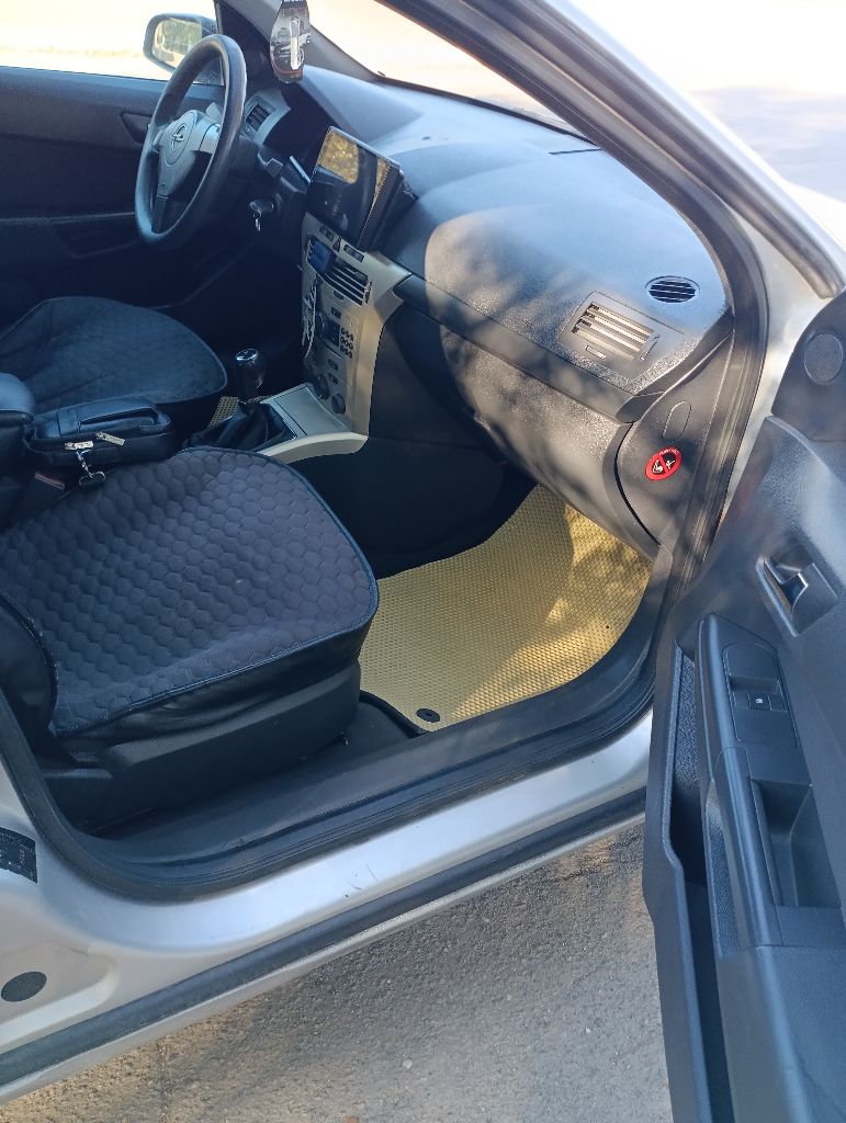 Продам опель астра универсал,2007 год 1.6 самый простой без всякой хрени, машина в хорошем состоянии, без вложений кузов весь целый оцинкованный, матор коробка без вопросов, ходовая в отличном состоянии не гремит не гудит не скрипит в ходу мягкая, резина зима, салон ухоженный, комплектация гур электоростеклоподъёмники кондёр заправлен дует хорошо электро зеркала круиз контроль музыка не плохая, вместительный багажник по документам я владелец цена 520₽ торг. - фотография - 5