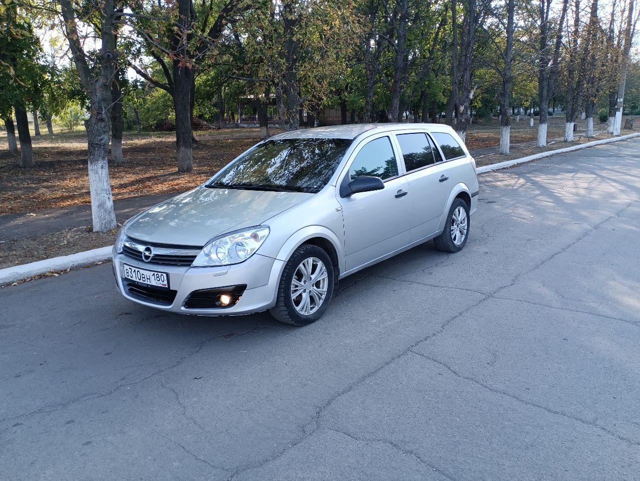Продам опель астра универсал,2007 год 1.6 самый простой без всякой хрени, машина в хорошем состоянии, без вложений кузов весь целый оцинкованный, матор коробка без вопросов, ходовая в отличном состоянии не гремит не гудит не скрипит в ходу мягкая, резина зима, салон ухоженный, комплектация гур электоростеклоподъёмники кондёр заправлен дует хорошо электро зеркала круиз контроль музыка не плохая, вместительный багажник по документам я владелец цена 520₽ торг. - фотография - 13