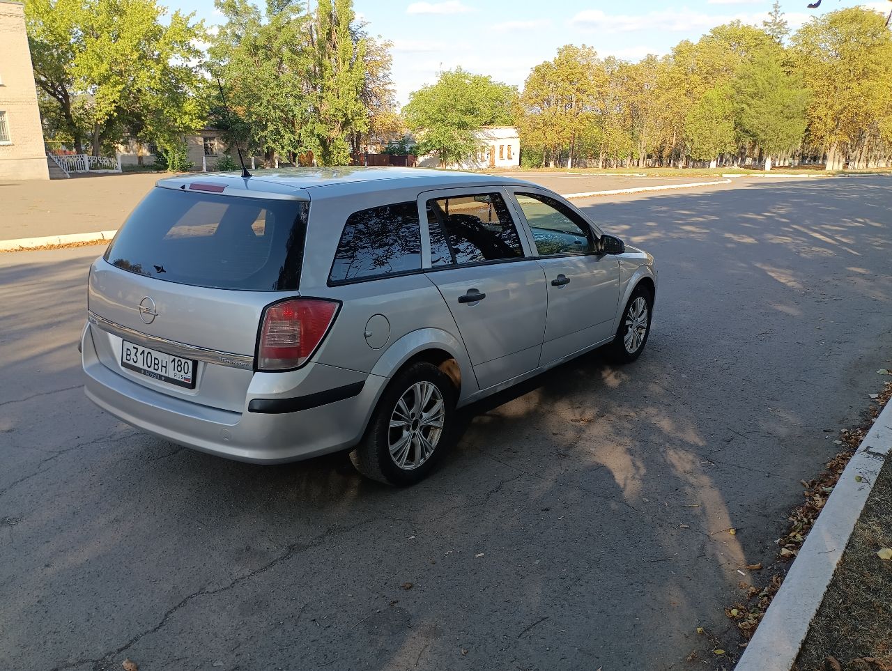 Продам опель астра универсал,2007 год 1.6 самый простой без всякой хрени, машина в хорошем состоянии, без вложений кузов весь целый оцинкованный, матор коробка без вопросов, ходовая в отличном состоянии не гремит не гудит не скрипит в ходу мягкая, резина зима, салон ухоженный, комплектация гур электоростеклоподъёмники кондёр заправлен дует хорошо электро зеркала круиз контроль музыка не плохая, вместительный багажник по документам я владелец цена 520₽ торг. - фотография - 4