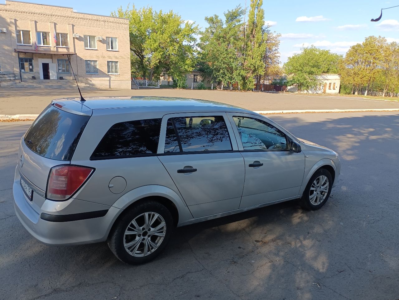 Продам опель астра универсал,2007 год 1.6 самый простой без всякой хрени, машина в хорошем состоянии, без вложений кузов весь целый оцинкованный, матор коробка без вопросов, ходовая в отличном состоянии не гремит не гудит не скрипит в ходу мягкая, резина зима, салон ухоженный, комплектация гур электоростеклоподъёмники кондёр заправлен дует хорошо электро зеркала круиз контроль музыка не плохая, вместительный багажник по документам я владелец цена 520₽ торг. - фотография - 2