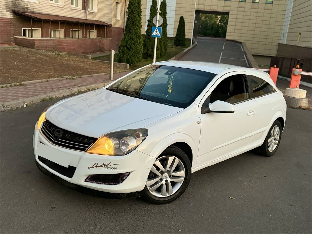 🚀 продам opel astra gtc 2008 года объём:1.8 авто в хорошем состоянии двигатель не троит, не дымит работает ровно кпп не пинает работает отлично авто сел и поехал вложений никаких не требует 📝авто в хорошей комплектации ✅подогрев сидений ✅кондиционер ✅салон в хорошем состоянии ✅электро зеркала ✅авто свет ✅мультируль ✅центральный замок 🔊 хорошая музыка играет отлично 🇷🇺учет рф 📄с документами полный порядок любое переоформление на вас 🌍 осмотр донецк-макеевка остальные вопросы по телефону 📲- +7 949 607-26-37 💸-цена: 470к₽ (торг) срочно - фотография - 5