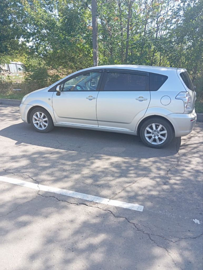 Продаю тоyota (тойота) corolla verso 2 2005 г. в. дизель 2 л. 268 тыс. пробег. не пригон. я хозяин, единственная запись в птс. настоящий японец, приемистый очень резвый. оцинкованный кузов. двигатель, не дымит масло не расходует. климат контроль, работает идеально. два комплекта резины на дисках. хороший свет, музыка. настоящий минивен. при разложенных задних сидениях получается ровный пол. ложится в длину взрослый человек. вмещается 18 банановых ящиков. в машине работает каждая кнопка. у меня около года, продаю в связи с покупкой другого авто. цена вопроса 800 тыс. р. машина в донецке. тел. +7949 348 0078 - фотография - 7