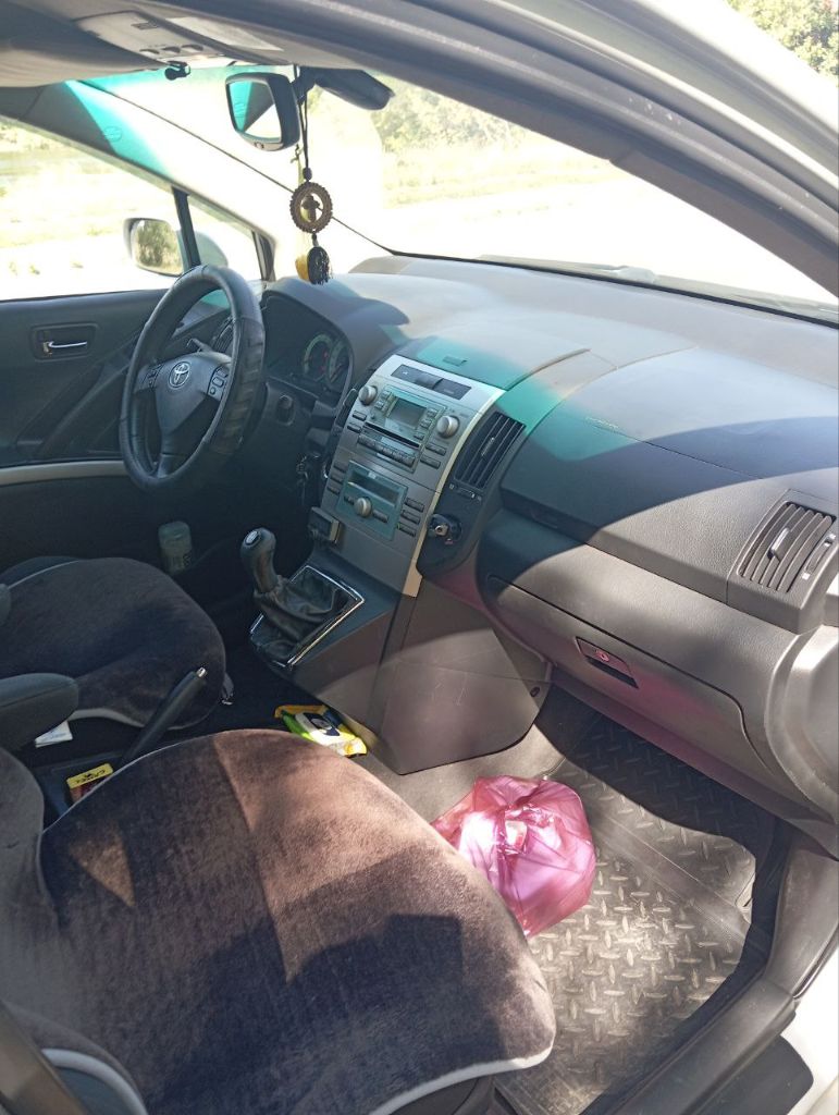 Продаю тоyota (тойота) corolla verso 2 2005 г. в. дизель 2 л. 268 тыс. пробег. не пригон. я хозяин, единственная запись в птс. настоящий японец, приемистый очень резвый. оцинкованный кузов. двигатель, не дымит масло не расходует. климат контроль, работает идеально. два комплекта резины на дисках. хороший свет, музыка. настоящий минивен. при разложенных задних сидениях получается ровный пол. ложится в длину взрослый человек. вмещается 18 банановых ящиков. в машине работает каждая кнопка. у меня около года, продаю в связи с покупкой другого авто. цена вопроса 800 тыс. р. машина в донецке. тел. +7949 348 0078 - фотография - 3