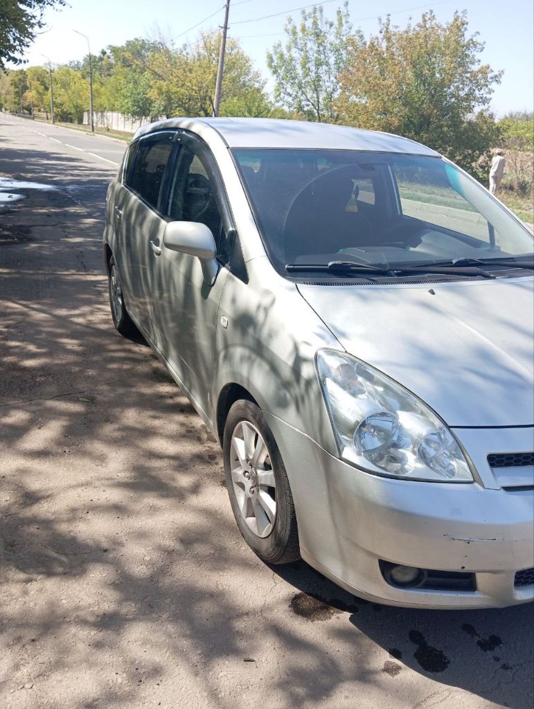 Продаю тоyota (тойота) corolla verso 2 2005 г. в. дизель 2 л. 268 тыс. пробег. не пригон. я хозяин, единственная запись в птс. настоящий японец, приемистый очень резвый. оцинкованный кузов. двигатель, не дымит масло не расходует. климат контроль, работает идеально. два комплекта резины на дисках. хороший свет, музыка. настоящий минивен. при разложенных задних сидениях получается ровный пол. ложится в длину взрослый человек. вмещается 18 банановых ящиков. в машине работает каждая кнопка. у меня около года, продаю в связи с покупкой другого авто. цена вопроса 800 тыс. р. машина в донецке. тел. +7949 348 0078 - фотография - 17