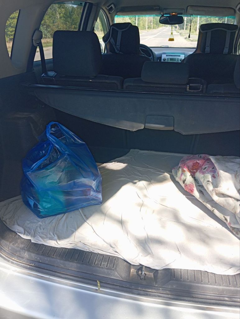 Продаю тоyota (тойота) corolla verso 2 2005 г. в. дизель 2 л. 268 тыс. пробег. не пригон. я хозяин, единственная запись в птс. настоящий японец, приемистый очень резвый. оцинкованный кузов. двигатель, не дымит масло не расходует. климат контроль, работает идеально. два комплекта резины на дисках. хороший свет, музыка. настоящий минивен. при разложенных задних сидениях получается ровный пол. ложится в длину взрослый человек. вмещается 18 банановых ящиков. в машине работает каждая кнопка. у меня около года, продаю в связи с покупкой другого авто. цена вопроса 800 тыс. р. машина в донецке. тел. +7949 348 0078 - фотография - 8