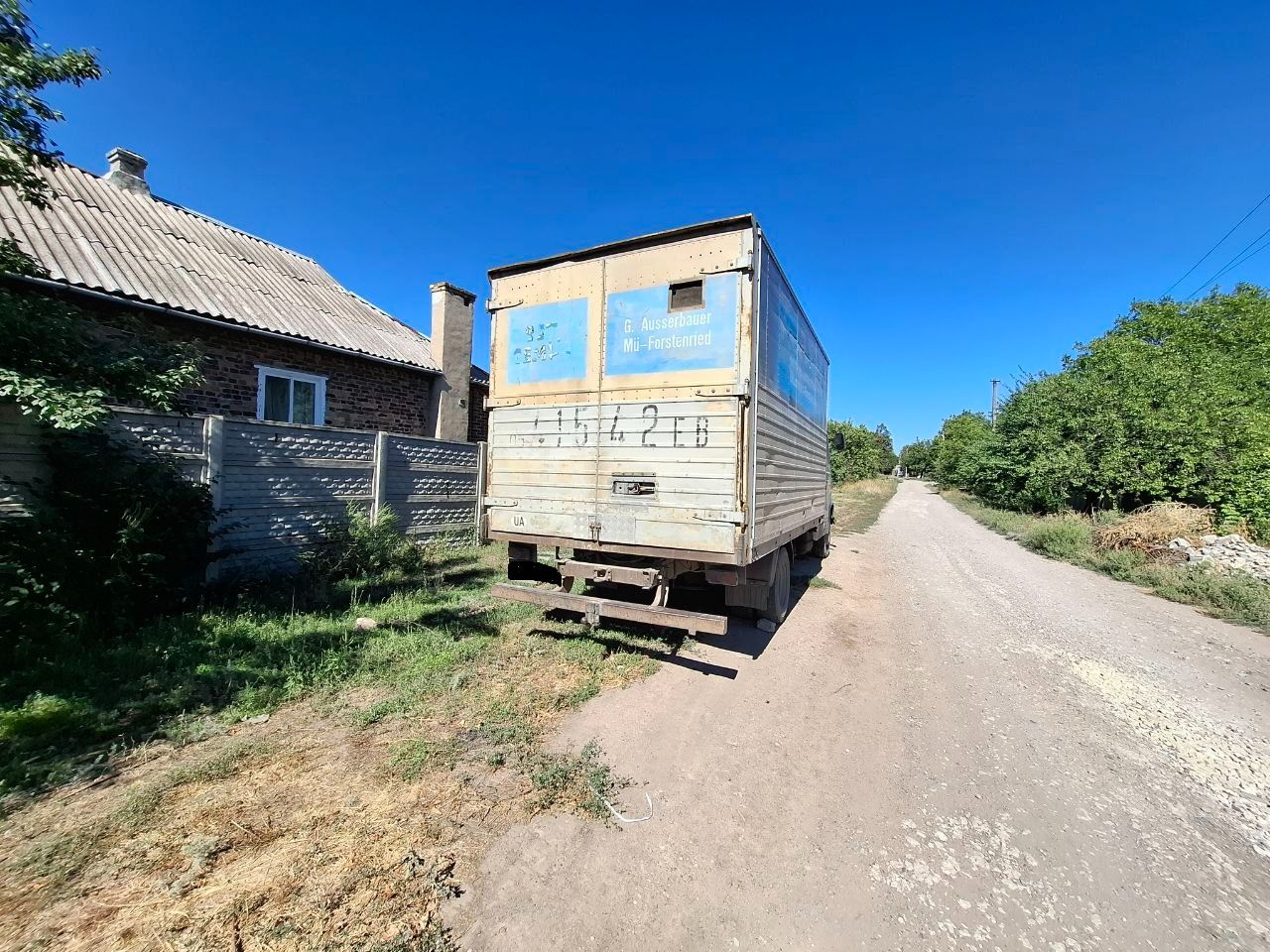 Mercedes-benz 608d 1979г. -- промтоварный фургон -- пробег 549848 км -- цена: 600.000р -- +7949 338 37 41 вячеслав пгт. пантелеймоновка, микрорайон планы авто после капитального ремонта двигателя. машина запускается с пол оборота и едет. из минусов: не работает рулевой усилитель, не поднимает водительское окно, водительская дверь открывается снаружи, пассажирская изнутри. продается из за ненадобности в использовании. торг у капота! - фотография - 8