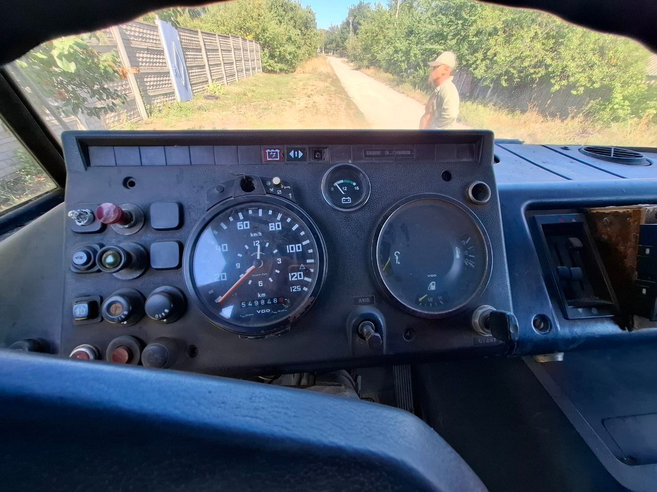 Mercedes-benz 608d 1979г. -- промтоварный фургон -- пробег 549848 км -- цена: 600.000р -- +7949 338 37 41 вячеслав пгт. пантелеймоновка, микрорайон планы авто после капитального ремонта двигателя. машина запускается с пол оборота и едет. из минусов: не работает рулевой усилитель, не поднимает водительское окно, водительская дверь открывается снаружи, пассажирская изнутри. продается из за ненадобности в использовании. торг у капота! - фотография - 5