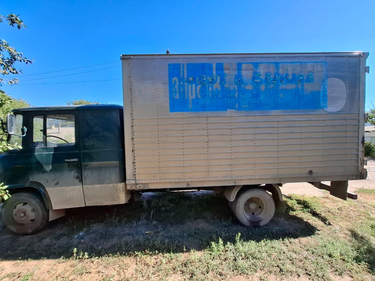 Mercedes-benz 608d 1979г. -- промтоварный фургон -- пробег 549848 км -- цена: 600.000р -- +7949 338 37 41 вячеслав пгт. пантелеймоновка, микрорайон планы авто после капитального ремонта двигателя. машина запускается с пол оборота и едет. из минусов: не работает рулевой усилитель, не поднимает водительское окно, водительская дверь открывается снаружи, пассажирская изнутри. продается из за ненадобности в использовании. торг у капота! - фотография - 2