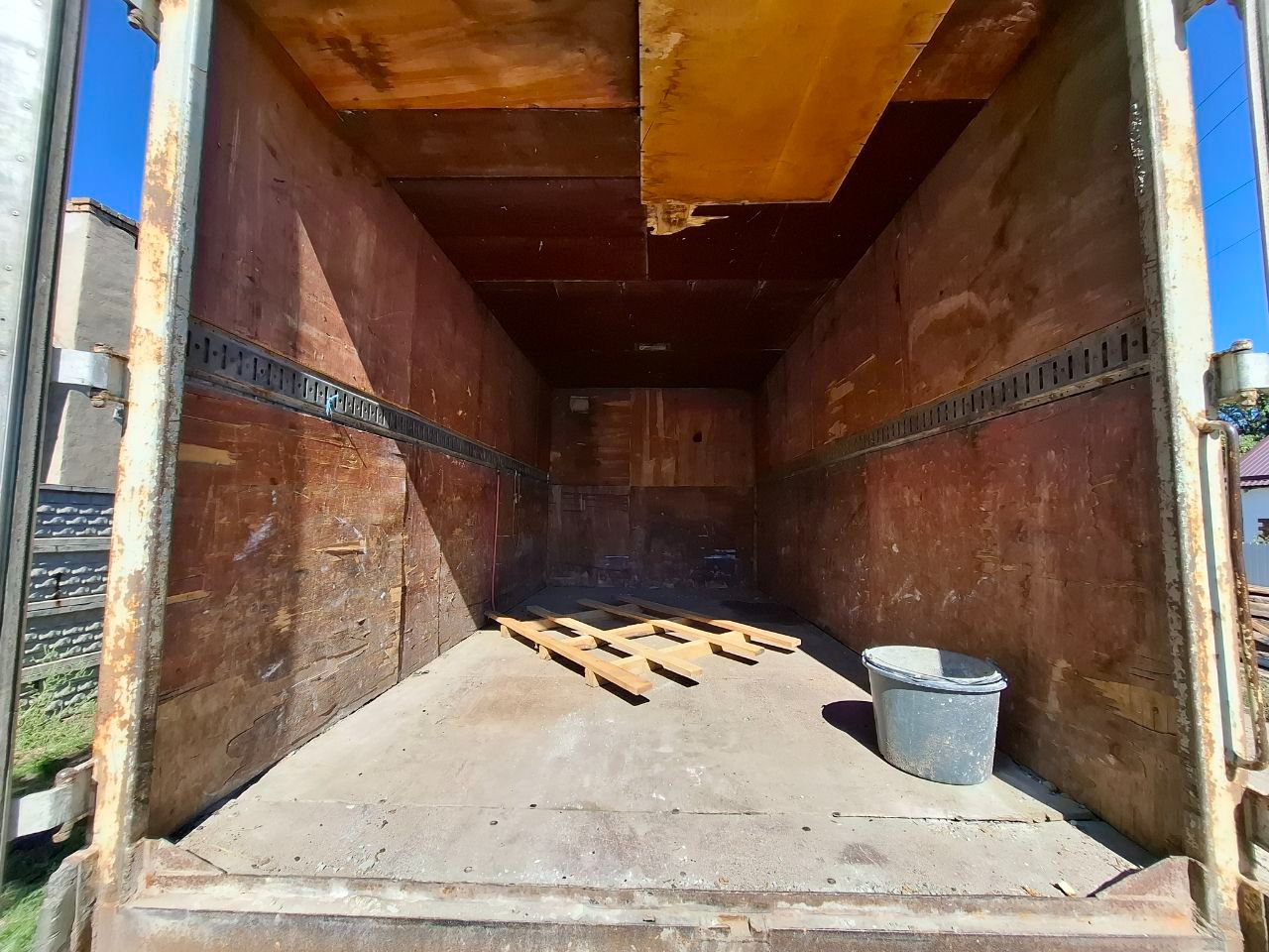 Mercedes-benz 608d 1979г. -- промтоварный фургон -- пробег 549848 км -- цена: 600.000р -- +7949 338 37 41 вячеслав пгт. пантелеймоновка, микрорайон планы авто после капитального ремонта двигателя. машина запускается с пол оборота и едет. из минусов: не работает рулевой усилитель, не поднимает водительское окно, водительская дверь открывается снаружи, пассажирская изнутри. продается из за ненадобности в использовании. торг у капота! - фотография - 7