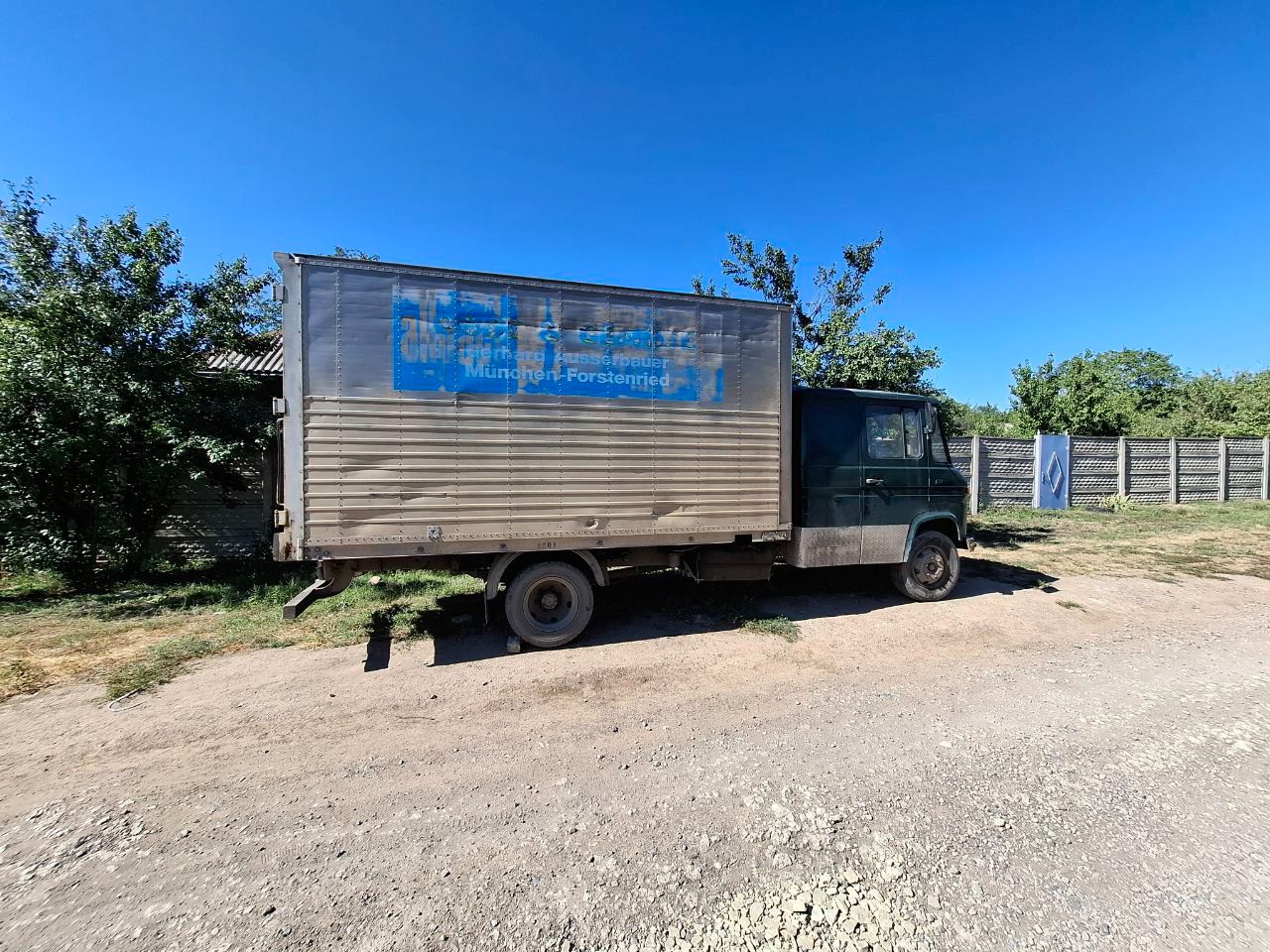 Mercedes-benz 608d 1979г. -- промтоварный фургон -- пробег 549848 км -- цена: 600.000р -- +7949 338 37 41 вячеслав пгт. пантелеймоновка, микрорайон планы авто после капитального ремонта двигателя. машина запускается с пол оборота и едет. из минусов: не работает рулевой усилитель, не поднимает водительское окно, водительская дверь открывается снаружи, пассажирская изнутри. продается из за ненадобности в использовании. торг у капота! - фотография - 9