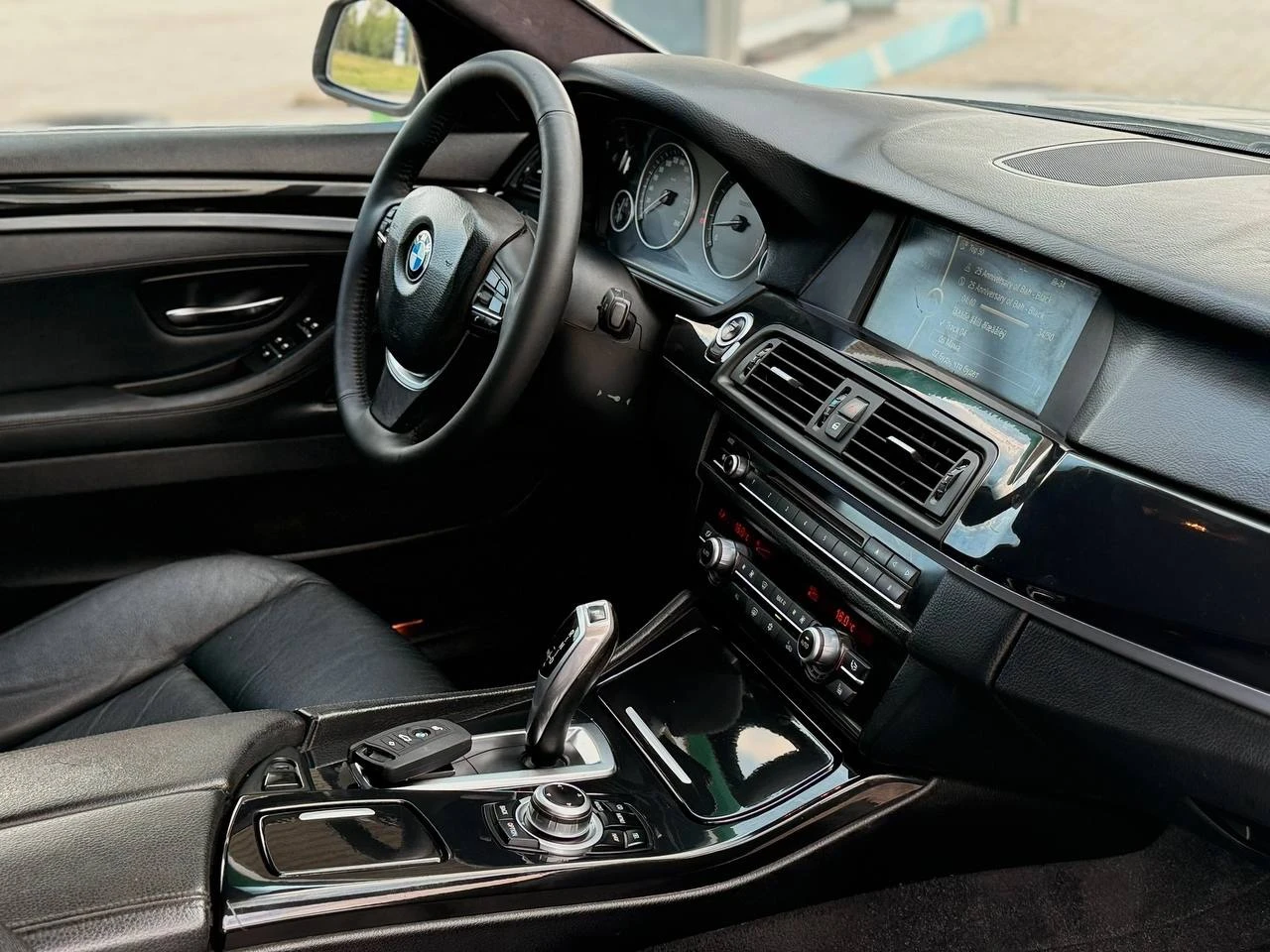 Продажа в лнр 📌 ✅bmw 5 series f10 ✅2010 год ✅2.5 атмосферный 205 л. с автомобиль в отличном состоянии для своих лет, в м-обвесе, двигатель контракт, поменял колодки, все стекла заводские - недавно заменил лобовое (специально записал видео с трещиной - стояло заводское), диски r18, двухзонный климат контроль, круиз контроль подогрев сидений, подогрев руля, максимальный экран мультимедии, электро сидения, электро багажник. с документами полный порядок, детальней по телефону +7 (959) 190-15-01 также whatsapp и telegram цена 1.680₽ - фотография - 5