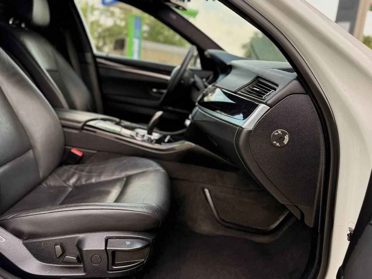 Продажа в лнр 📌 ✅bmw 5 series f10 ✅2010 год ✅2.5 атмосферный 205 л. с автомобиль в отличном состоянии для своих лет, в м-обвесе, двигатель контракт, поменял колодки, все стекла заводские - недавно заменил лобовое (специально записал видео с трещиной - стояло заводское), диски r18, двухзонный климат контроль, круиз контроль подогрев сидений, подогрев руля, максимальный экран мультимедии, электро сидения, электро багажник. с документами полный порядок, детальней по телефону +7 (959) 190-15-01 также whatsapp и telegram цена 1.680₽ - фотография - 6