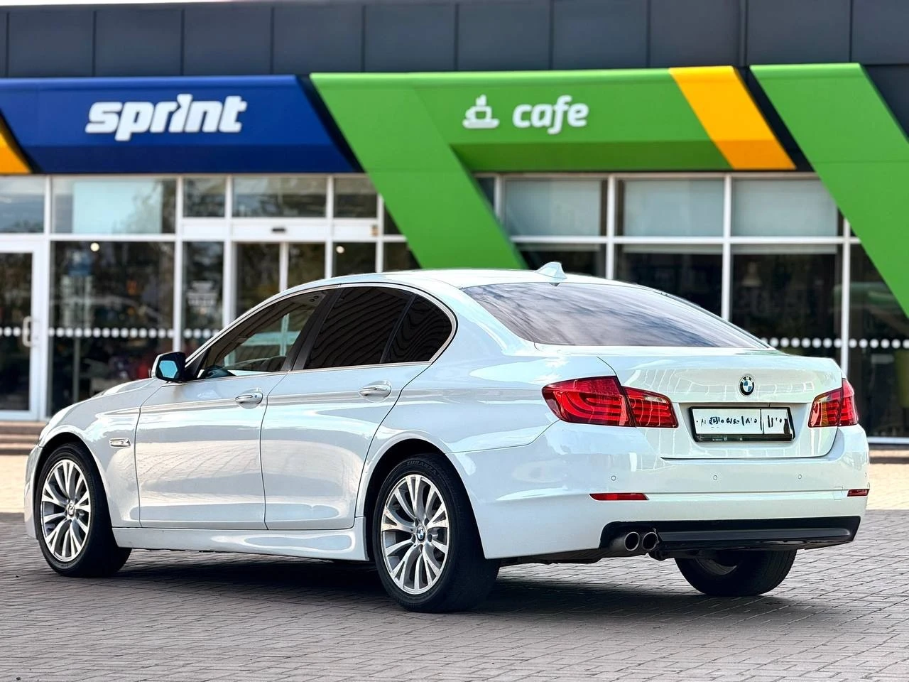 Продажа в лнр 📌 ✅bmw 5 series f10 ✅2010 год ✅2.5 атмосферный 205 л. с автомобиль в отличном состоянии для своих лет, в м-обвесе, двигатель контракт, поменял колодки, все стекла заводские - недавно заменил лобовое (специально записал видео с трещиной - стояло заводское), диски r18, двухзонный климат контроль, круиз контроль подогрев сидений, подогрев руля, максимальный экран мультимедии, электро сидения, электро багажник. с документами полный порядок, детальней по телефону +7 (959) 190-15-01 также whatsapp и telegram цена 1.680₽ - фотография - 4
