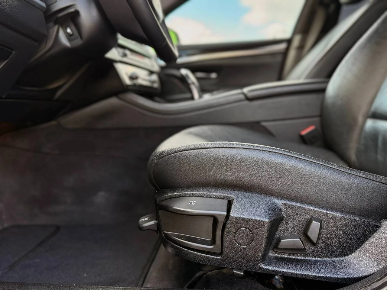 Продажа в лнр 📌 ✅bmw 5 series f10 ✅2010 год ✅2.5 атмосферный 205 л. с автомобиль в отличном состоянии для своих лет, в м-обвесе, двигатель контракт, поменял колодки, все стекла заводские - недавно заменил лобовое (специально записал видео с трещиной - стояло заводское), диски r18, двухзонный климат контроль, круиз контроль подогрев сидений, подогрев руля, максимальный экран мультимедии, электро сидения, электро багажник. с документами полный порядок, детальней по телефону +7 (959) 190-15-01 также whatsapp и telegram цена 1.680₽ - фотография - 8