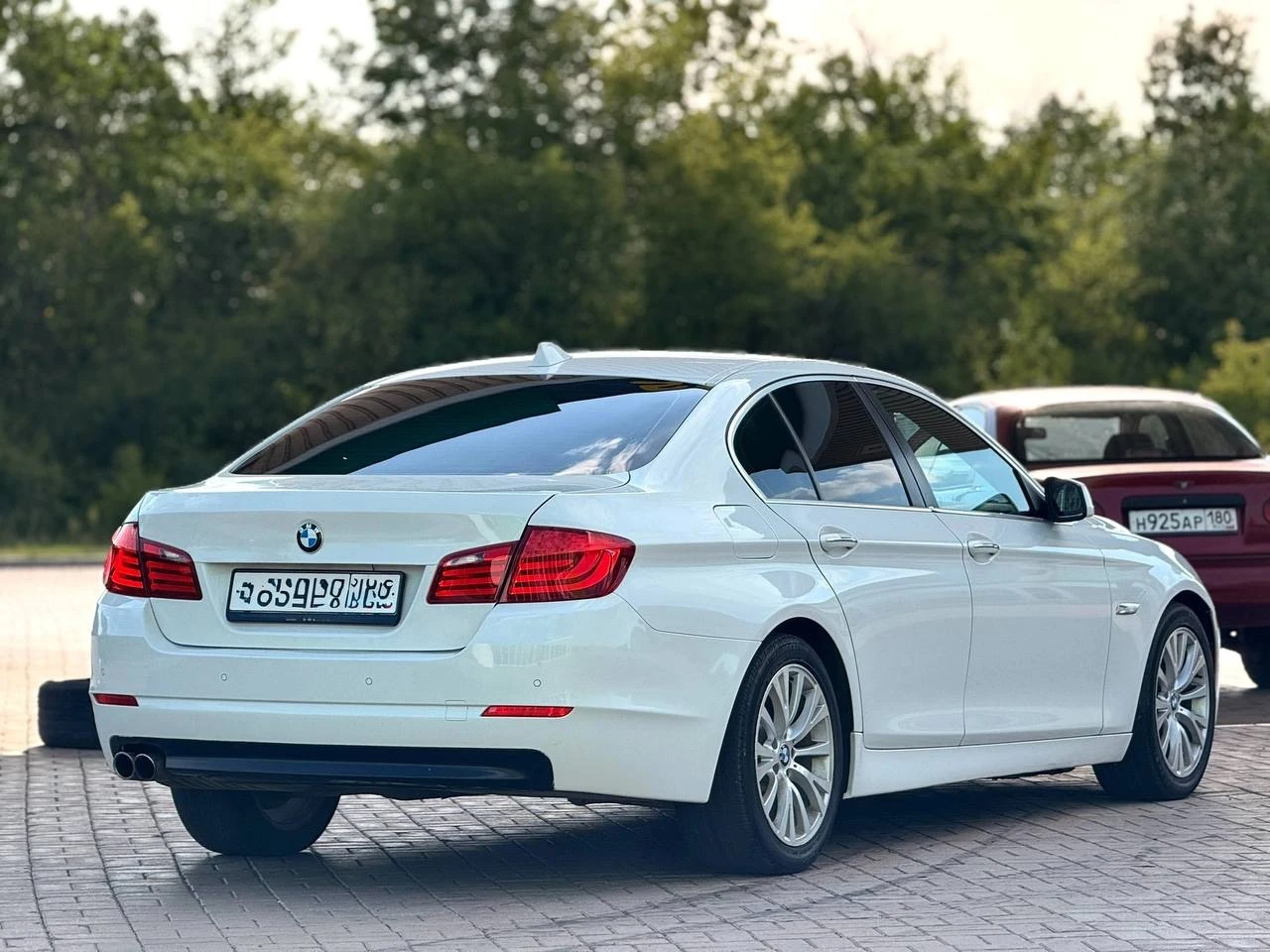 Продажа в лнр 📌 ✅bmw 5 series f10 ✅2010 год ✅2.5 атмосферный 205 л. с автомобиль в отличном состоянии для своих лет, в м-обвесе, двигатель контракт, поменял колодки, все стекла заводские - недавно заменил лобовое (специально записал видео с трещиной - стояло заводское), диски r18, двухзонный климат контроль, круиз контроль подогрев сидений, подогрев руля, максимальный экран мультимедии, электро сидения, электро багажник. с документами полный порядок, детальней по телефону +7 (959) 190-15-01 также whatsapp и telegram цена 1.680₽ - фотография - 3