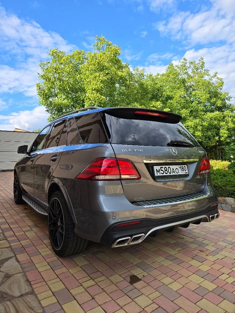 Продаётся mercedes-benz gle серого цвета, 2018 года выпуска, с пробегом 80 000 километров. в птс 1 владелец. объем двигателя 3,5 литра, мощность 306 лошадиных сил. тип двигателя бензиновый, коробка автоматическая. привод полный. автомобиль в отличном состоянии, не требует никаких дополнительных вложений. стоимость автомобиля 4 650 000 рублей. если вы ищете надежный и стильный автомобиль, то это идеальный выбор для вас! звоните и приезжайте на осмотр! продажа от хозяина. семейный автомобиль. пригонялся под себя. эксплуатирует супруга. поворотные фары, пакет amg, музыка харман кордон, натуральное дерево в отделке, обзор 360 и тд. и т. п. отличный бензиновый надежнейший атмосферник обьемом 3.5 литра. никаких проблем на долгий срок эксплуатации. иван +79493513828 - фотография - 2