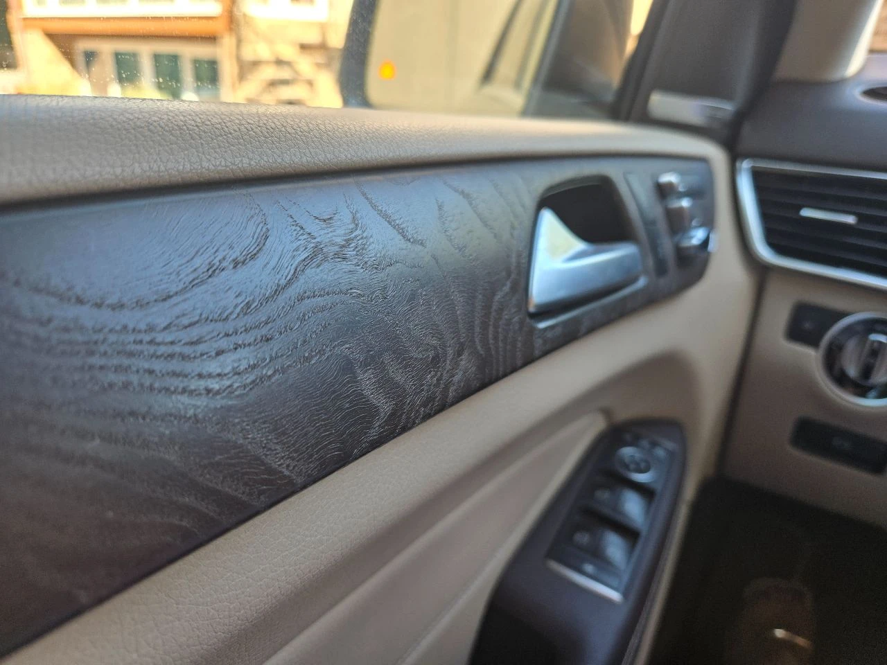 Продаётся mercedes-benz gle серого цвета, 2018 года выпуска, с пробегом 80 000 километров. в птс 1 владелец. объем двигателя 3,5 литра, мощность 306 лошадиных сил. тип двигателя бензиновый, коробка автоматическая. привод полный. автомобиль в отличном состоянии, не требует никаких дополнительных вложений. стоимость автомобиля 4 650 000 рублей. если вы ищете надежный и стильный автомобиль, то это идеальный выбор для вас! звоните и приезжайте на осмотр! продажа от хозяина. семейный автомобиль. пригонялся под себя. эксплуатирует супруга. поворотные фары, пакет amg, музыка харман кордон, натуральное дерево в отделке, обзор 360 и тд. и т. п. отличный бензиновый надежнейший атмосферник обьемом 3.5 литра. никаких проблем на долгий срок эксплуатации. иван +79493513828 - фотография - 11