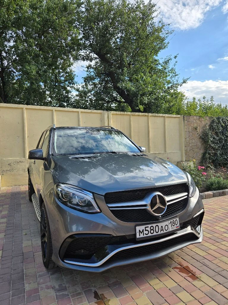 Продаётся mercedes-benz gle серого цвета, 2018 года выпуска, с пробегом 80 000 километров. в птс 1 владелец. объем двигателя 3,5 литра, мощность 306 лошадиных сил. тип двигателя бензиновый, коробка автоматическая. привод полный. автомобиль в отличном состоянии, не требует никаких дополнительных вложений. стоимость автомобиля 4 650 000 рублей. если вы ищете надежный и стильный автомобиль, то это идеальный выбор для вас! звоните и приезжайте на осмотр! продажа от хозяина. семейный автомобиль. пригонялся под себя. эксплуатирует супруга. поворотные фары, пакет amg, музыка харман кордон, натуральное дерево в отделке, обзор 360 и тд. и т. п. отличный бензиновый надежнейший атмосферник обьемом 3.5 литра. никаких проблем на долгий срок эксплуатации. иван +79493513828 - фотография - 10