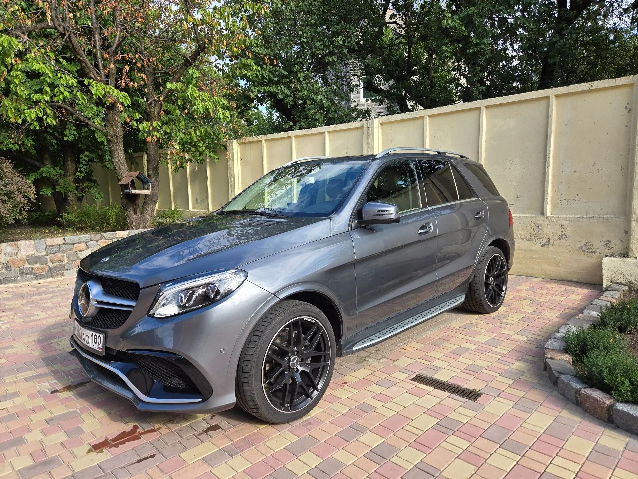 Продаётся mercedes-benz gle серого цвета, 2018 года выпуска, с пробегом 80 000 километров. в птс 1 владелец. объем двигателя 3,5 литра, мощность 306 лошадиных сил. тип двигателя бензиновый, коробка автоматическая. привод полный. автомобиль в отличном состоянии, не требует никаких дополнительных вложений. стоимость автомобиля 4 650 000 рублей. если вы ищете надежный и стильный автомобиль, то это идеальный выбор для вас! звоните и приезжайте на осмотр! продажа от хозяина. семейный автомобиль. пригонялся под себя. эксплуатирует супруга. поворотные фары, пакет amg, музыка харман кордон, натуральное дерево в отделке, обзор 360 и тд. и т. п. отличный бензиновый надежнейший атмосферник обьемом 3.5 литра. никаких проблем на долгий срок эксплуатации. иван +79493513828 - фотография - 9