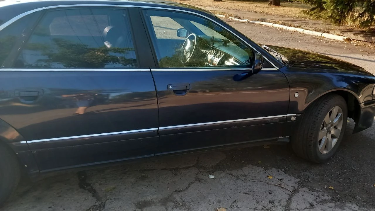 Продается audi a8 d2 1996 г. в. легенда немецкого автопрома. год: 1996 кузов: седан (d2) двигатель: 2.8 бензин кпп: механическая передний привод цвет кузова: тёмно синий машина в хорошем состоянии для своего возраста. все основные системы работают. отличный вариант для ценителя или как первый автомобиль в надежные руки. продажа от собственика обязательно с переоформлением звоните, отвечу на все вопросы. авто находится в горловке цена 380000 рублей номер для связи +79494919568 на этом же номере есть телеграмм - фотография - 3
