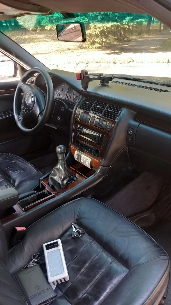Продается audi a8 d2 1996 г. в. легенда немецкого автопрома. год: 1996 кузов: седан (d2) двигатель: 2.8 бензин кпп: механическая передний привод цвет кузова: тёмно синий машина в хорошем состоянии для своего возраста. все основные системы работают. отличный вариант для ценителя или как первый автомобиль в надежные руки. продажа от собственика обязательно с переоформлением звоните, отвечу на все вопросы. авто находится в горловке цена 380000 рублей номер для связи +79494919568 на этом же номере есть телеграмм - фотография - 9