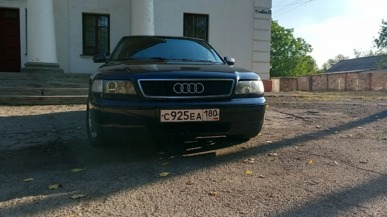 Продается audi a8 d2 1996 г. в. легенда немецкого автопрома. год: 1996 кузов: седан (d2) двигатель: 2.8 бензин кпп: механическая передний привод цвет кузова: тёмно синий машина в хорошем состоянии для своего возраста. все основные системы работают. отличный вариант для ценителя или как первый автомобиль в надежные руки. продажа от собственика обязательно с переоформлением звоните, отвечу на все вопросы. авто находится в горловке цена 380000 рублей номер для связи +79494919568 на этом же номере есть телеграмм - фотография - 2