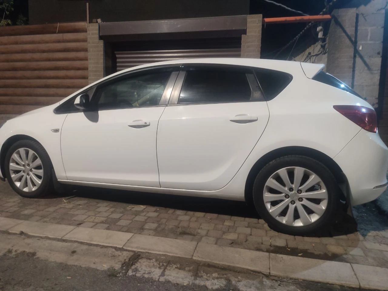 Продам opel astra j, 2012год рестайлинг, 1.6 без турбины, аккп. самая надёжная комплектация. без дтп, в родном окрасе. вложений не требует. расход топлива 7.5 l/100км бензин +79493086153 ольга - фотография - 4