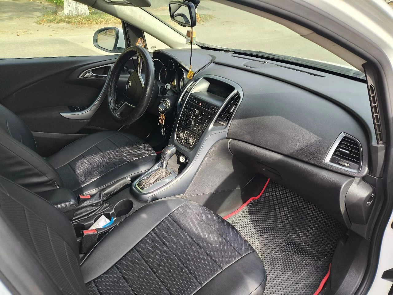 Продам opel astra j, 2012год рестайлинг, 1.6 без турбины, аккп. самая надёжная комплектация. без дтп... - фотография