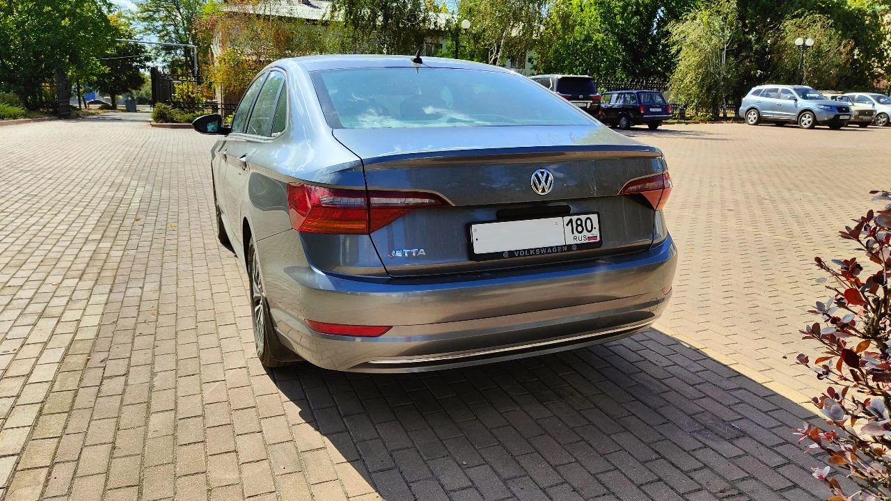 Продам volkswagen jetta 7, комплектация se, 07/2019 год, пробег 69870км, двс 1.4 турбо(150лс), акпп aisin 8ст. кожаный салон, кожаный руль, панорамный люк, бесключевой доступ, запуск кнопкой start-stop, датчик дождя, датчик света, 2-х зонный климат контроль, подогрев сидений, электрический стояночный тормоз,6,5-дюймовый сенсорный экран с камерой заднего вида, интеграция смартфонов apple carplay и android auto, bluetooth, датчики слепых зон, 16-дюймовые легкосплавные диски, датчик давления шин, светодиодная оптика. резина зима/лето kumho в отличном состоянии. я владелец по птс (тех. пасорту). машиной владею с марта 2024 года. переоформление без проблем. машина в хорошем состоянии, делать абсолютно ничего не нужно, авто готово ехать на любые расстояния, полностью обслуженно. замена масла в моторе каждые 5 т. км. выполнены 3 подряд частичные замены масла в акпп с интервалом 500 км каждая. сделан антикор. в комплекте 3 ключа, 2 брелка для бесключевого доступа, + дополнительно 3й механический ключ для доступа в авто. полностью русифицирована цена 1850000 руб. доп вопросы по телефону. тел. 7(девять четыре девять) 438-55-35 - фотография - 8