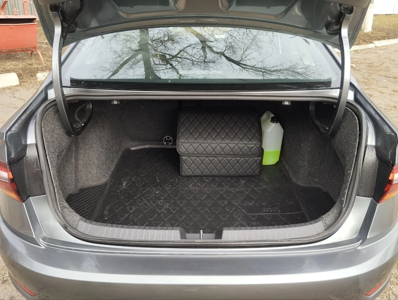 Продам volkswagen jetta 7, комплектация se, 07/2019 год, пробег 69870км, двс 1.4 турбо(150лс), акпп aisin 8ст. кожаный салон, кожаный руль, панорамный люк, бесключевой доступ, запуск кнопкой start-stop, датчик дождя, датчик света, 2-х зонный климат контроль, подогрев сидений, электрический стояночный тормоз,6,5-дюймовый сенсорный экран с камерой заднего вида, интеграция смартфонов apple carplay и android auto, bluetooth, датчики слепых зон, 16-дюймовые легкосплавные диски, датчик давления шин, светодиодная оптика. резина зима/лето kumho в отличном состоянии. я владелец по птс (тех. пасорту). машиной владею с марта 2024 года. переоформление без проблем. машина в хорошем состоянии, делать абсолютно ничего не нужно, авто готово ехать на любые расстояния, полностью обслуженно. замена масла в моторе каждые 5 т. км. выполнены 3 подряд частичные замены масла в акпп с интервалом 500 км каждая. сделан антикор. в комплекте 3 ключа, 2 брелка для бесключевого доступа, + дополнительно 3й механический ключ для доступа в авто. полностью русифицирована цена 1850000 руб. доп вопросы по телефону. тел. 7(девять четыре девять) 438-55-35 - фотография - 11