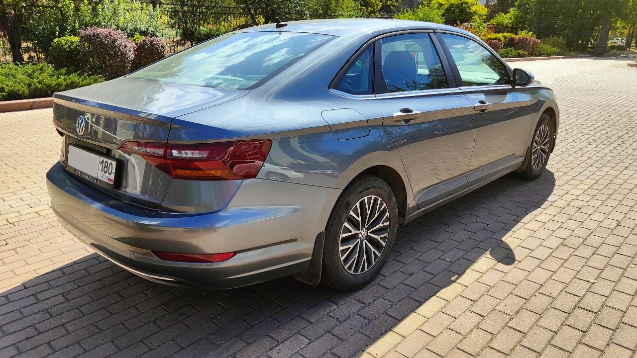 Продам volkswagen jetta 7, комплектация se, 07/2019 год, пробег 69870км, двс 1.4 турбо(150лс), акпп aisin 8ст. кожаный салон, кожаный руль, панорамный люк, бесключевой доступ, запуск кнопкой start-stop, датчик дождя, датчик света, 2-х зонный климат контроль, подогрев сидений, электрический стояночный тормоз,6,5-дюймовый сенсорный экран с камерой заднего вида, интеграция смартфонов apple carplay и android auto, bluetooth, датчики слепых зон, 16-дюймовые легкосплавные диски, датчик давления шин, светодиодная оптика. резина зима/лето kumho в отличном состоянии. я владелец по птс (тех. пасорту). машиной владею с марта 2024 года. переоформление без проблем. машина в хорошем состоянии, делать абсолютно ничего не нужно, авто готово ехать на любые расстояния, полностью обслуженно. замена масла в моторе каждые 5 т. км. выполнены 3 подряд частичные замены масла в акпп с интервалом 500 км каждая. сделан антикор. в комплекте 3 ключа, 2 брелка для бесключевого доступа, + дополнительно 3й механический ключ для доступа в авто. полностью русифицирована цена 1850000 руб. доп вопросы по телефону. тел. 7(девять четыре девять) 438-55-35 - фотография - 7